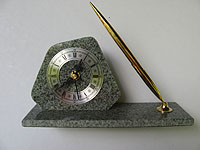 kello ja kyn�teline 